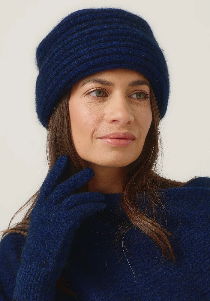 Possum and Merino
008009 Merinomink Felted Hat - A signature piece in the Merinomink collection, the Felted Hat fits perfectly. Offering a more dressed up look, it is an excellent choice for your winter escapes. A classic fit.
Made in New Zealand from an exclusive Merinomink blend of 50% ZQ Merino, 40% Brushtail possum and 10% Mulberry silk.