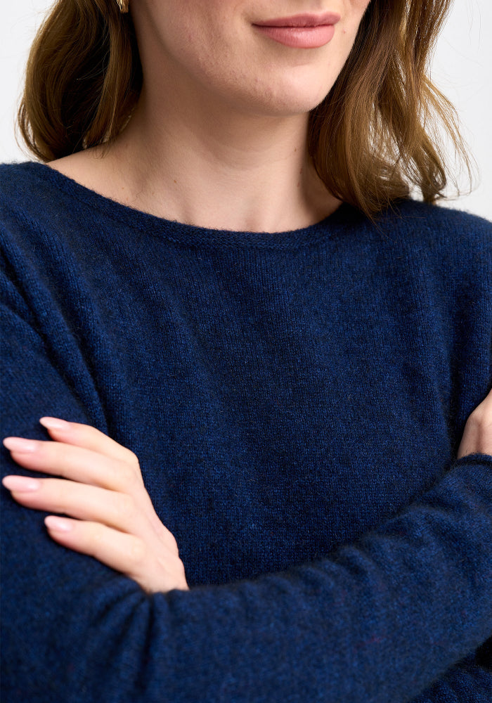 Possum and Merino
100290 Essential Sweater - As its name suggests every wardrobe needs one of these. The ultimate in cosy comfort, the Essential will take you wherever you want to go. With a dipped back hem and crew neckline, it's a timeless silhouette you'll love. Pair it with the essential snood and - voila! You have a rollneck. Classic fit.
Made in New Zealand from an exclusive Merinomink blend of 50% ZQ Merino, 40% Brushtail possum and 10% Mulberry silk.