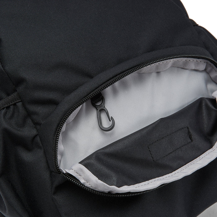 Ela Mo™ Mini Rucksack | Schwarz. Innenbereich des Außenfachs mit integriertem Schlüsselanhänger.