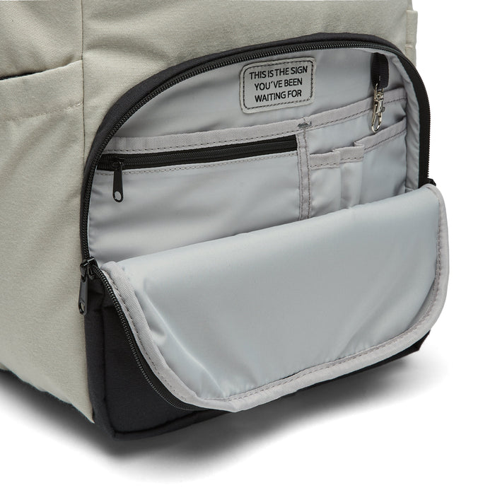 Ela Mo™ Work Rucksack | Dessert. Innenbereich des Außenfachs mit kleinen Innenfächern.