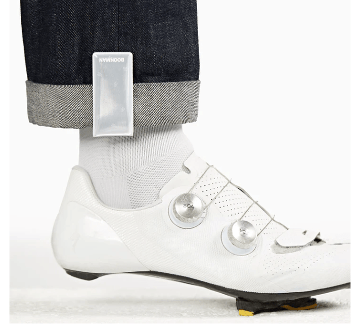 Ela Mo™ x BOOKMAN Reflektorclips. Reflektorclips an der Hose einer Person.