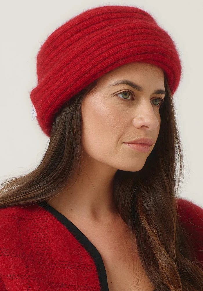 Possum and Merino

008009 Merinomink Felted Hat - A signature piece in the Merinomink collection, the Felted Hat fits perfectly. Offering a more dressed up look, it is an excellent choice for your winter escapes. A classic fit.

Made in New Zealand from an exclusive Merinomink blend of 50% ZQ Merino, 40% Brushtail possum and 10% Mulberry silk.