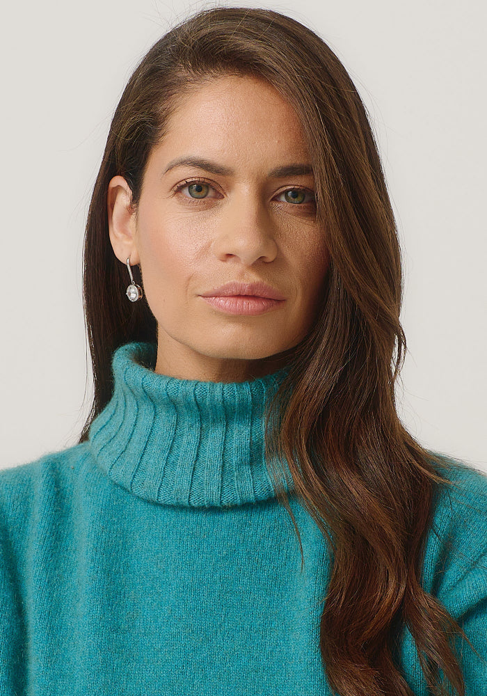 Possum and Merino

0610 Essential Snood - The season's must have. Designed to work back with a range of sweaters, this stylish rib snood is just the right size to keep your neck warm without being too bulky. Simply pop it over your favourite crew sweaters to achieve a rollneck look.

Made in New Zealand from an exclusive Merinomink blend of 50% ZQ Merino, 40% Brushtail possum and 10% Mulberry silk.