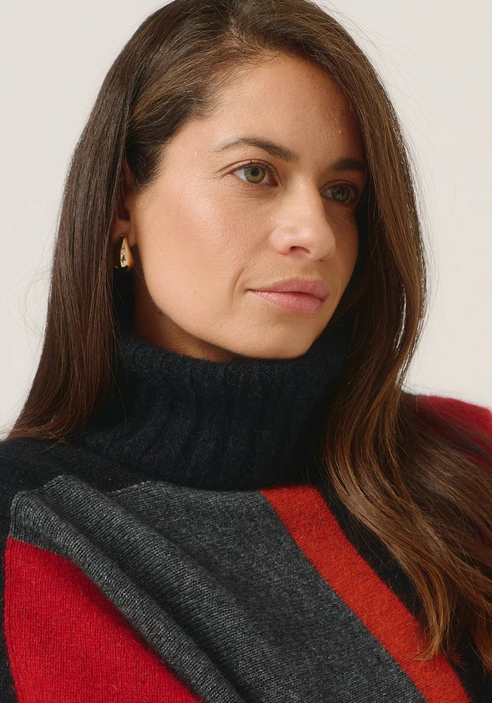 Possum and Merino

0610 Essential Snood - The season's must have. Designed to work back with a range of sweaters, this stylish rib snood is just the right size to keep your neck warm without being too bulky. Simply pop it over your favourite crew sweaters to achieve a rollneck look.

Made in New Zealand from an exclusive Merinomink blend of 50% ZQ Merino, 40% Brushtail possum and 10% Mulberry silk.