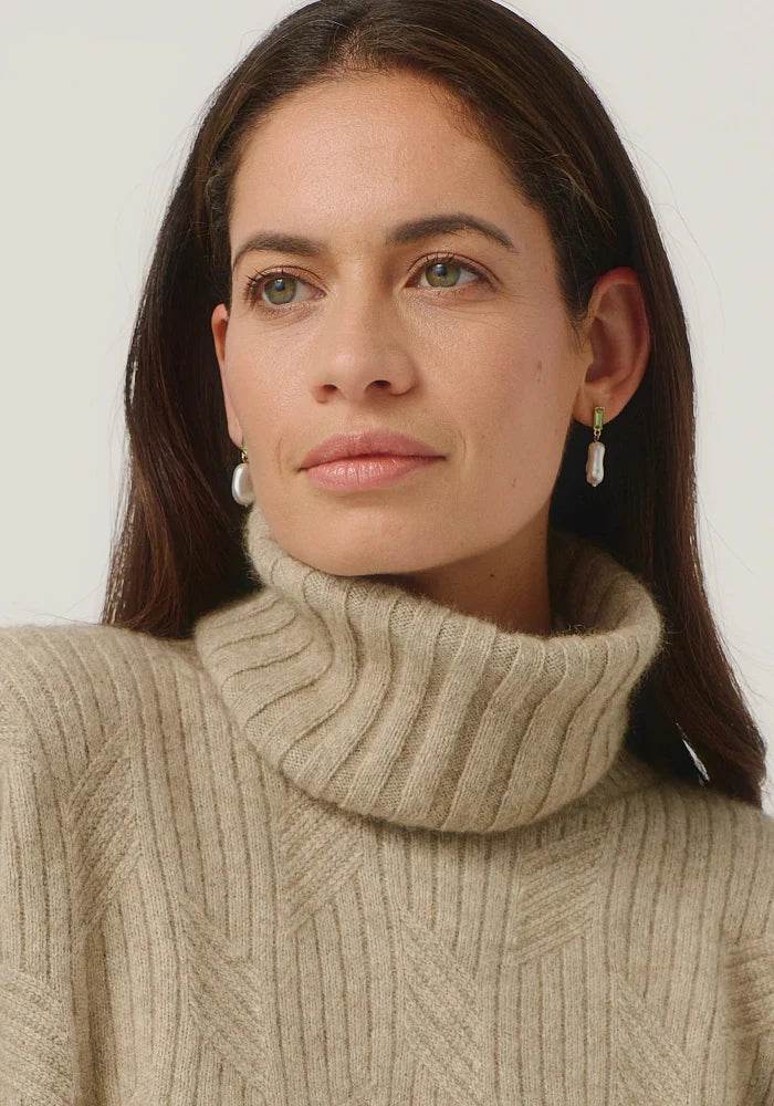 Possum and Merino

0610 Essential Snood - The season's must have. Designed to work back with a range of sweaters, this stylish rib snood is just the right size to keep your neck warm without being too bulky. Simply pop it over your favourite crew sweaters to achieve a rollneck look.

Made in New Zealand from an exclusive Merinomink blend of 50% ZQ Merino, 40% Brushtail possum and 10% Mulberry silk.