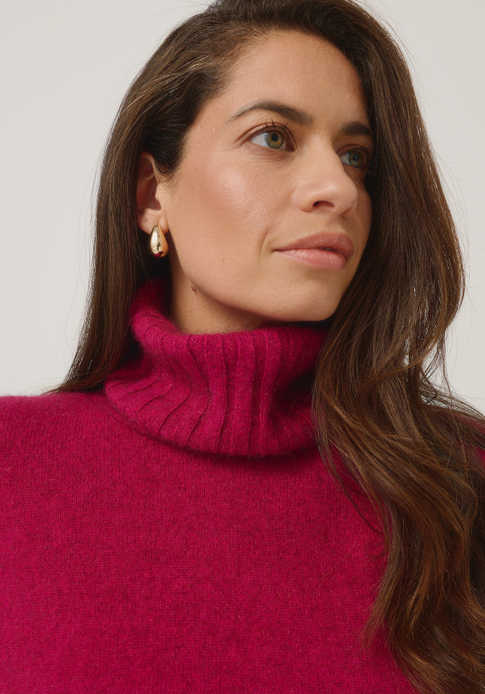 Possum and Merino

0610 Essential Snood - The season's must have. Designed to work back with a range of sweaters, this stylish rib snood is just the right size to keep your neck warm without being too bulky. Simply pop it over your favourite crew sweaters to achieve a rollneck look.

Made in New Zealand from an exclusive Merinomink blend of 50% ZQ Merino, 40% Brushtail possum and 10% Mulberry silk.