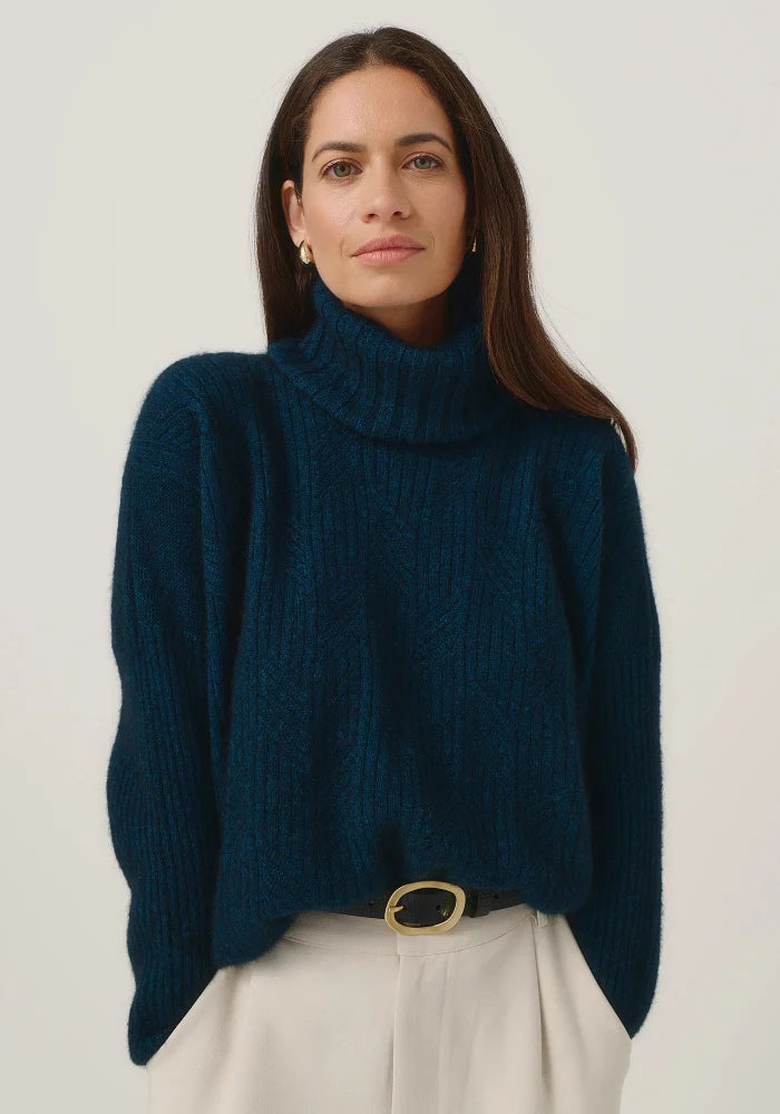 Possum and Merino

0610 Essential Snood - The season's must have. Designed to work back with a range of sweaters, this stylish rib snood is just the right size to keep your neck warm without being too bulky. Simply pop it over your favourite crew sweaters to achieve a rollneck look.

Made in New Zealand from an exclusive Merinomink blend of 50% ZQ Merino, 40% Brushtail possum and 10% Mulberry silk.