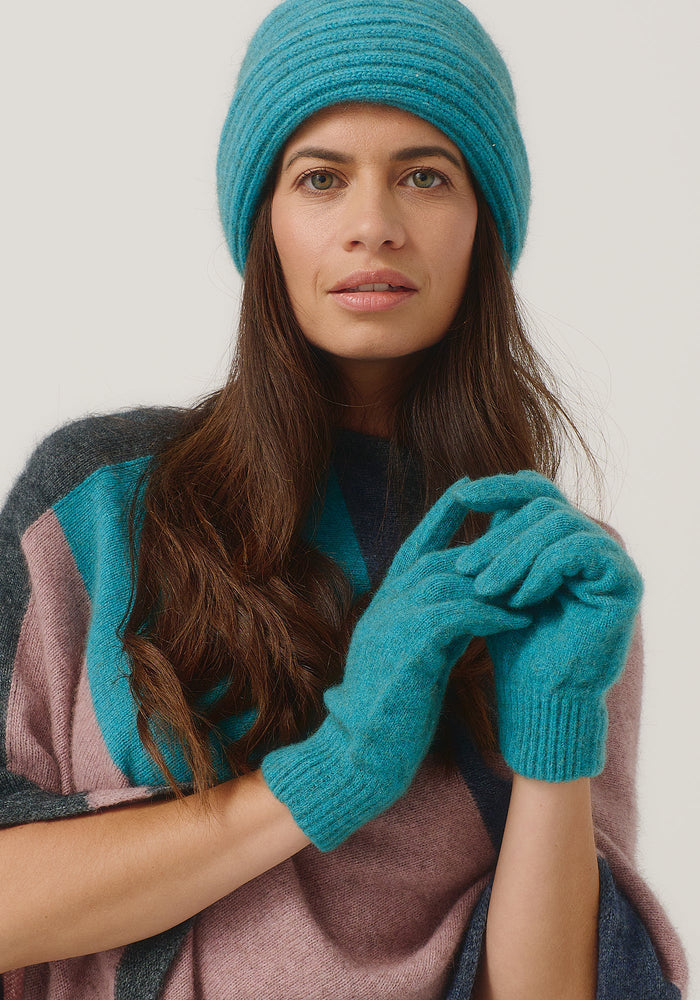 Possum and Merino

070709 Merinomink Gloves - Warm hands, warm heart! No one likes frozen fingers so keep them cosy in our Merinomink gloves.

Made in New Zealand from an exclusive Merinomink blend of 50% ZQ Merino, 40% Brushtail possum and 10% Mulberry silk.