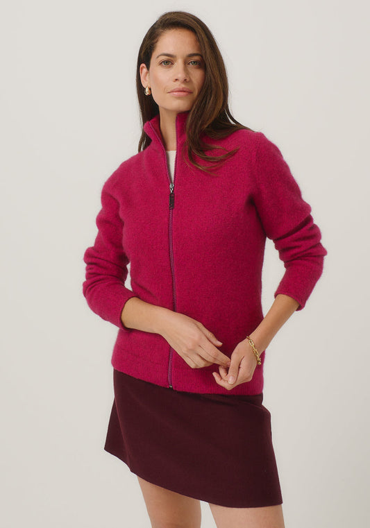 100248 Jaya Jacket - This slim-fit jacket is an absolute winner and one you won't want your wardrobe to be without. Simple in silhouette it offers featherweight warmth and understated, timeless style. 

Made in New Zealand from an exclusive Merinomink blend of 50% ZQ Merino, 40% Brushtail possum and 10% Mulberry silk.