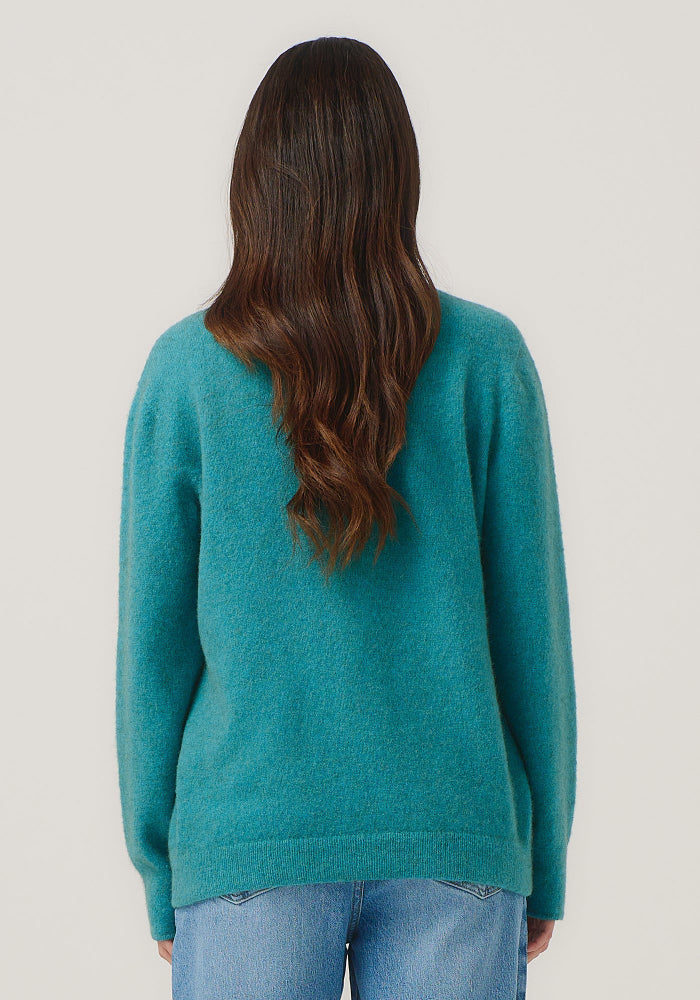 100248 Jaya Jacket - This slim-fit jacket is an absolute winner and one you won't want your wardrobe to be without. Simple in silhouette it offers featherweight warmth and understated, timeless style. 

Made in New Zealand from an exclusive Merinomink blend of 50% ZQ Merino, 40% Brushtail possum and 10% Mulberry silk.