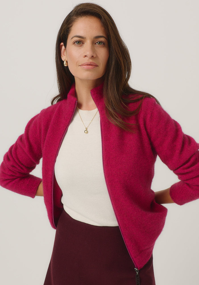 100248 Jaya Jacket - This slim-fit jacket is an absolute winner and one you won't want your wardrobe to be without. Simple in silhouette it offers featherweight warmth and understated, timeless style. 

Made in New Zealand from an exclusive Merinomink blend of 50% ZQ Merino, 40% Brushtail possum and 10% Mulberry silk.
