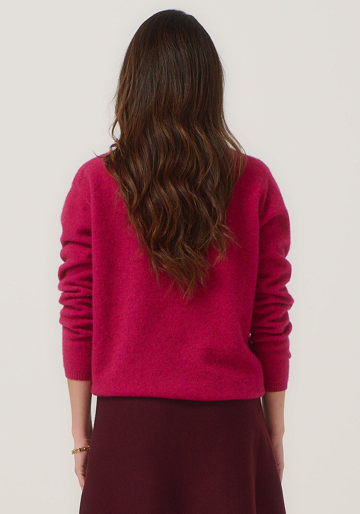 100248 Jaya Jacket - This slim-fit jacket is an absolute winner and one you won't want your wardrobe to be without. Simple in silhouette it offers featherweight warmth and understated, timeless style. 

Made in New Zealand from an exclusive Merinomink blend of 50% ZQ Merino, 40% Brushtail possum and 10% Mulberry silk.