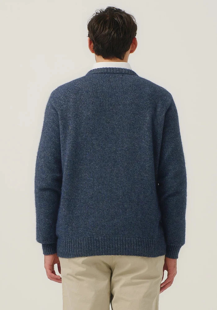 Possum and Merino

100306 Louie Crew - Keep cosy in this classic crew, featuring raglan sleeves and diamond detailing with handstitched contrast crosses. A classic fit.

Made in New Zealand from an exclusive Merinomink blend of 50% ZQ Merino, 40% Brushtail possum and 10% Mulberry silk.
