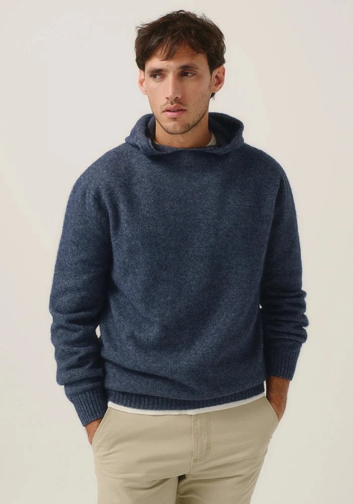 Possum and Merino

100308 Giles Hoodie - We love a goodie Hoodie and the Giles doesn't disappoint. This is a style you can wear on its own or layer under coats and jackets. A classic fit.

Made in New Zealand from an exclusive Merinomink blend of 50% ZQ Merino, 40% Brushtail possum and 10% Mulberry silk.