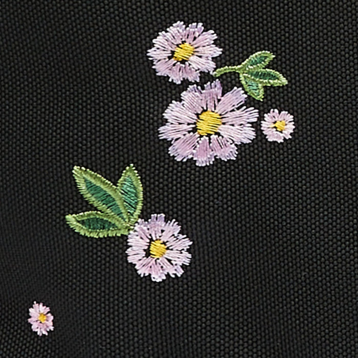 Ela Mo™ Daypack Rucksack | Embroidery Edition Upsy Daisy. Nahansicht des Rucksacks mit floralem Muster.