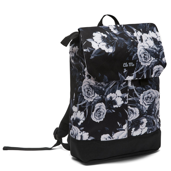 Ela Mo™ Daypack Rucksack | Nightrose. Seitliche Ansicht des Rucksacks mit Herstellerlogo auf weißem Hintergrund.