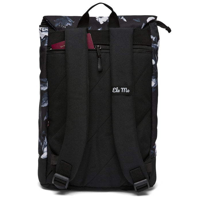 Ela Mo™ Daypack Rucksack | Nightrose. Die Rückseite des Rucksacks mit Schulterriemen und kleinem Außenfach.