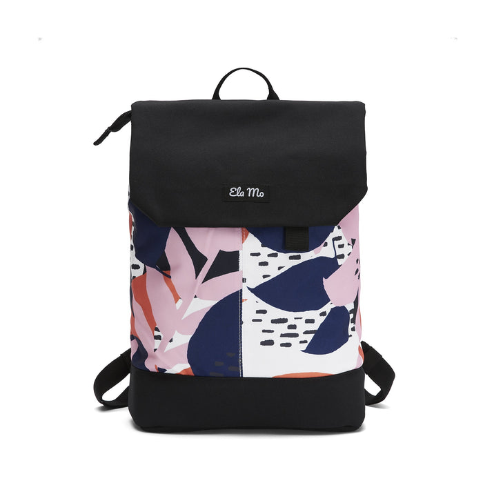 Ela Mo™ Daypack Rucksack | Papercut Tulip. Ein Rucksack in dunklen Farben mit Herstellerlogo vorne.