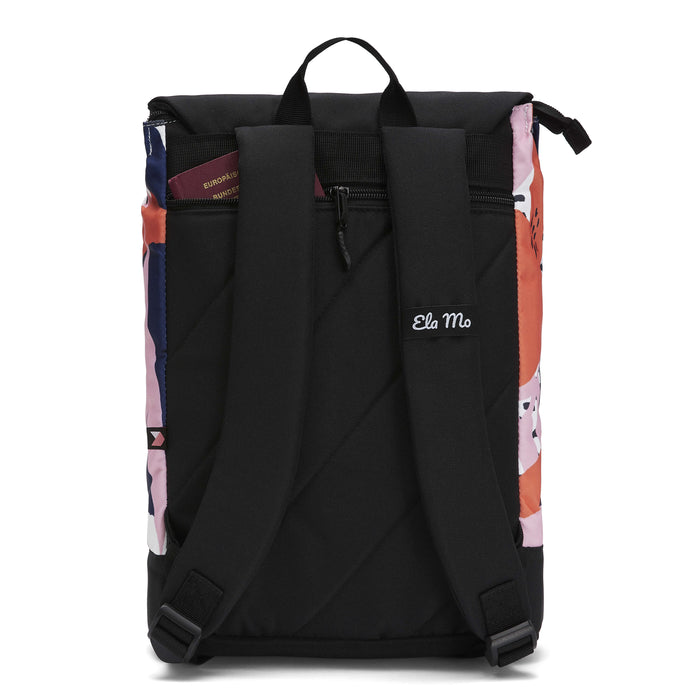 Ela Mo™ Daypack Rucksack | Papercut Tulip. Die Rückseite des Rucksacks mit bequemen Schulterriemen und kleinem Außenfach.
