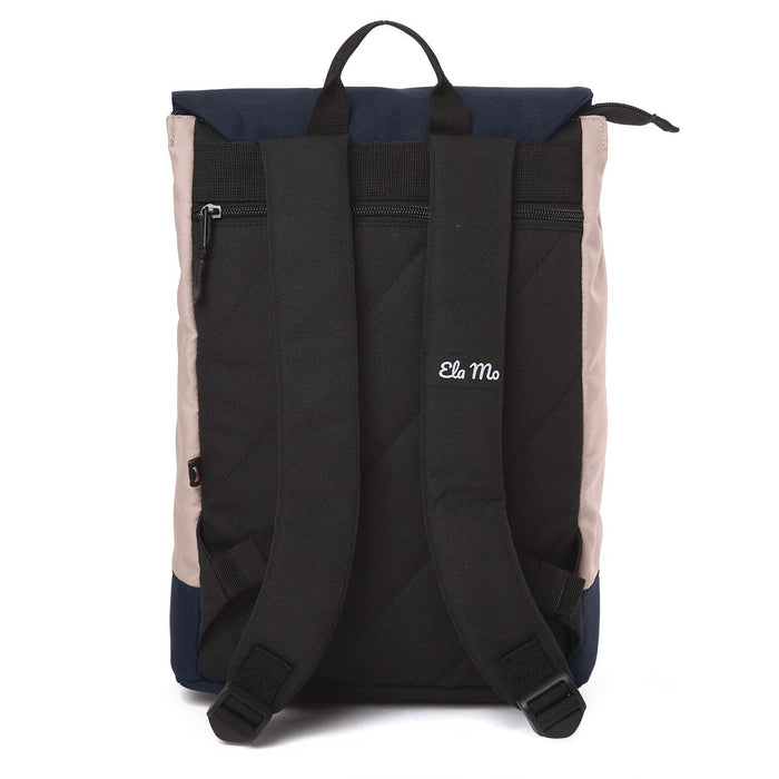 Ela Mo™ Daypack Rucksack | Pink & Blue. Die Rückseite des Rucksacks mit Schulterriemen und kleinem Außenfach.