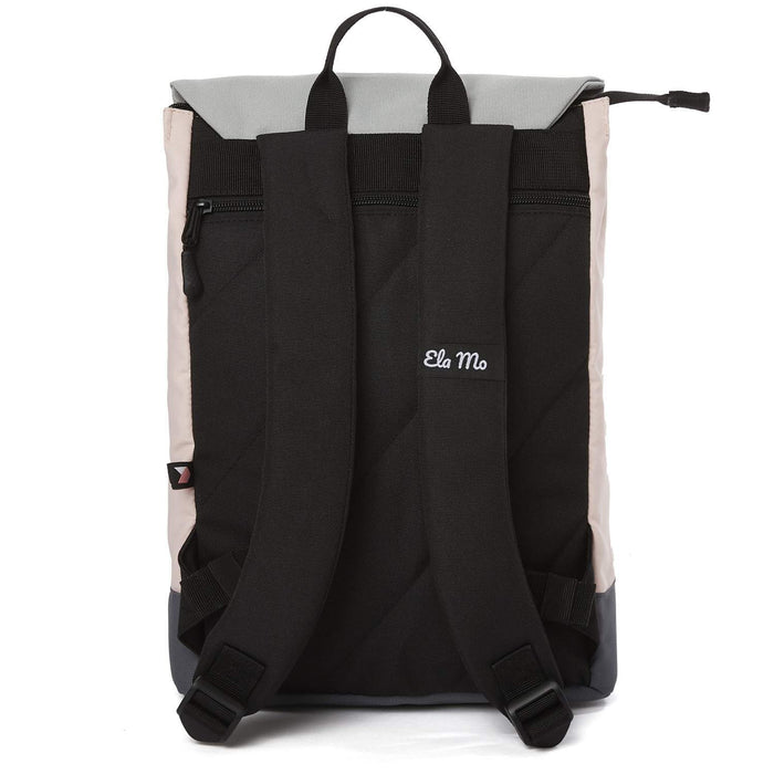 Ela Mo™ Daypack Rucksack | Rose on Rocks. Die Rückseite des Rucksacks mit bequemen Schulterriemen und kleinem Außenfach.
