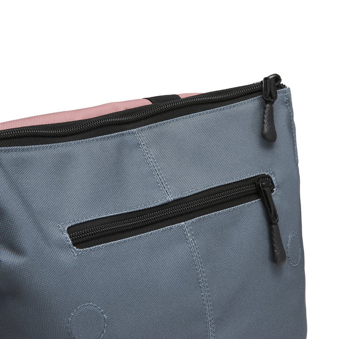 Ela Mo™ Daypack Rucksack | Salmon. Zwei Hauptfächer des Rucksacks mit Reißverschluss im oberen Bereich.