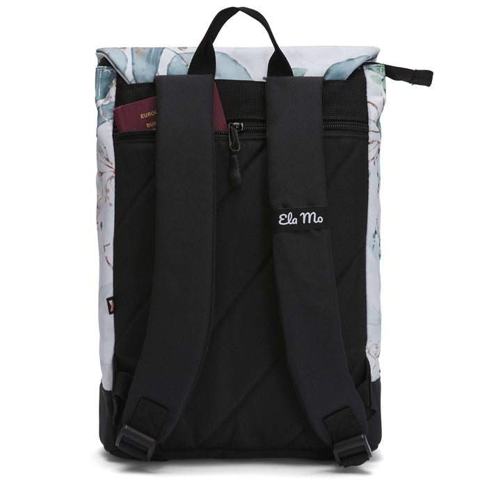Ela Mo™ Daypack Rucksack | Waterleaf Gold. Die Rückseite des Rucksacks mit bequemen Schulterriemen und kleinem Außenfach.
