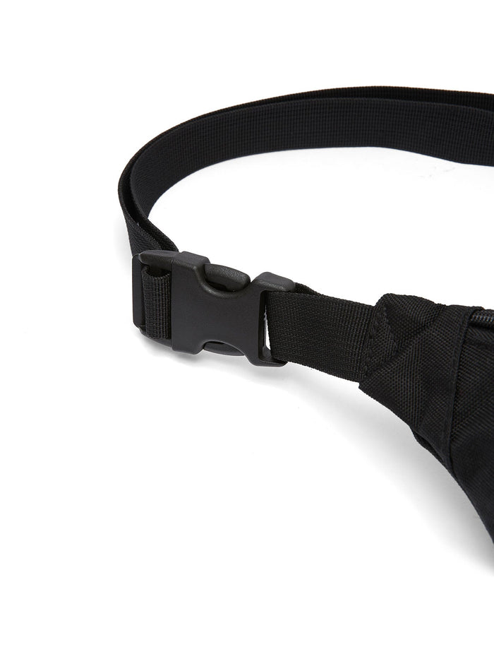 Ela Mo™ Hipbag  | Black.  Ein Hipbag mit Klickverschluss am Gurtelriemen.