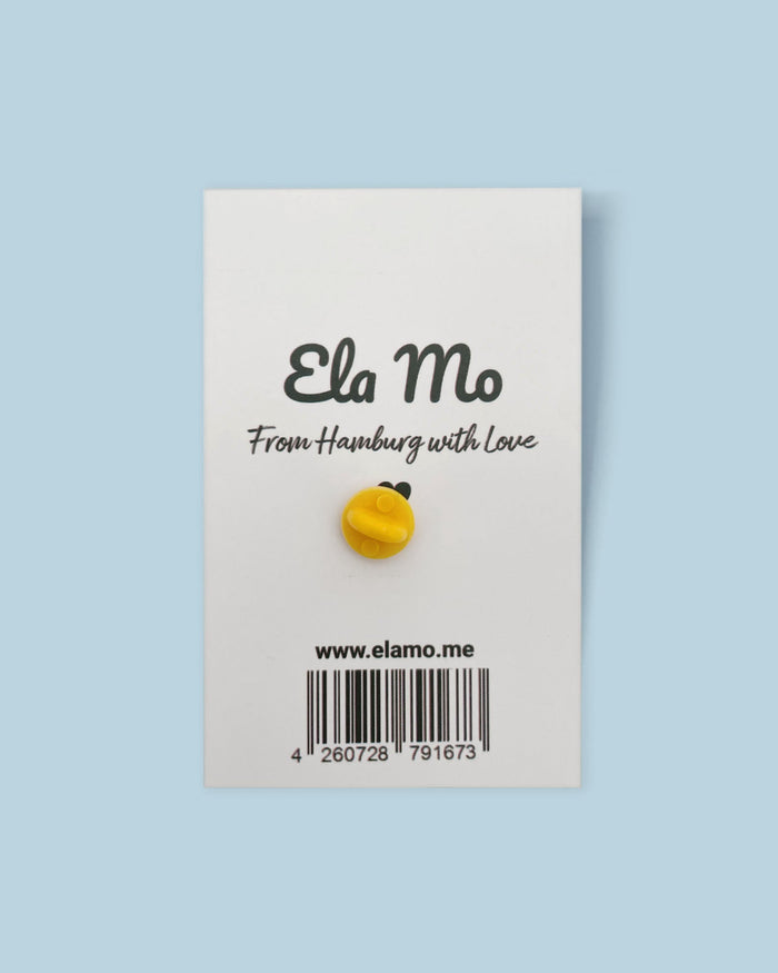 Ela Mo™ Mini Pin für Rucksäcke | Vergissmeinnicht. Die Rückseite des kleinen Pins mit der Befestigung.