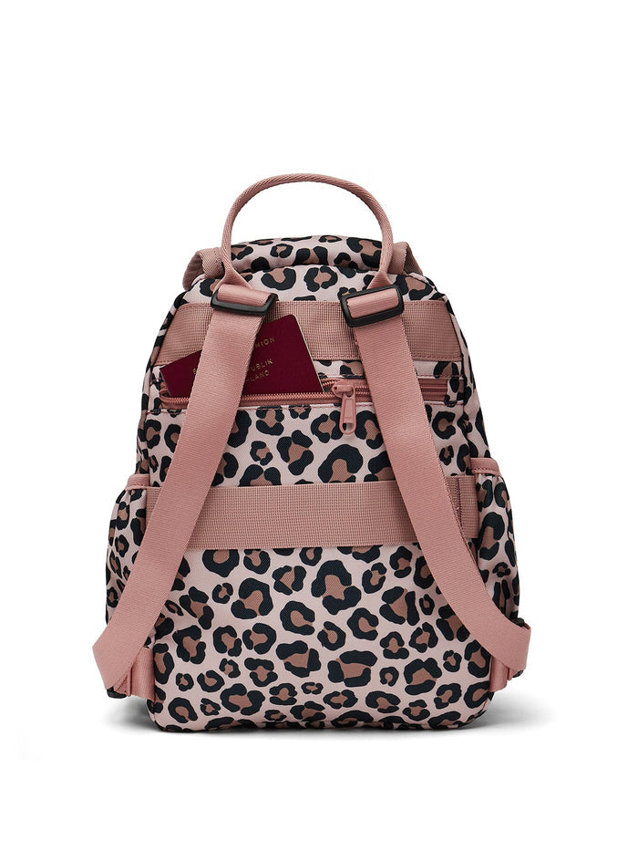 Ela Mo™ Mini Rucksack | Leo im Leoparden-Design – Rückansicht mit kleinem Außenfach und Reißverschluss