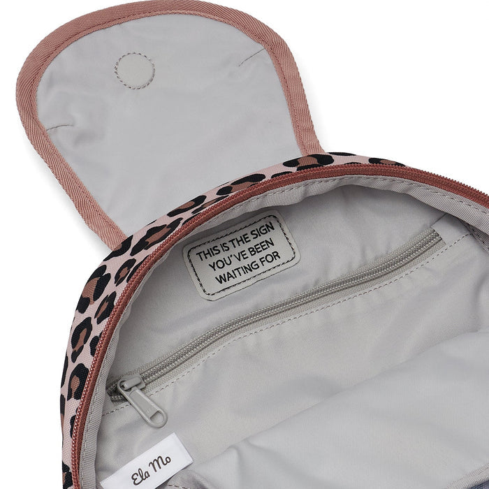 Ela Mo™ Mini Rucksack | Leo im Leoparden-Design. Im Innenbereich ein kleines Fach mit Reißverschluss
