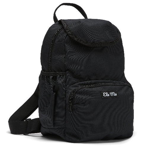 Ela Mo™ Mini Rucksack | Schwarz. Kleiner Rucksack mit Außenfach und Herstellerlogo vorne auf weißem HIntergrund.