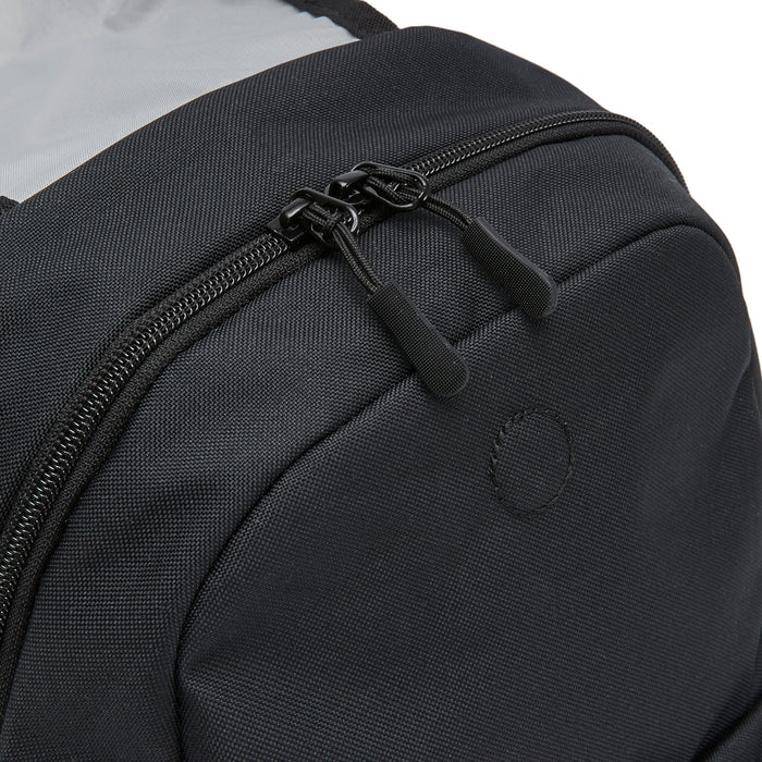 Ela Mo™ Mini Rucksack | Schwarz. Großes Hauptfach mit Zwei-Wege-Reißverschluss am Rucksack.