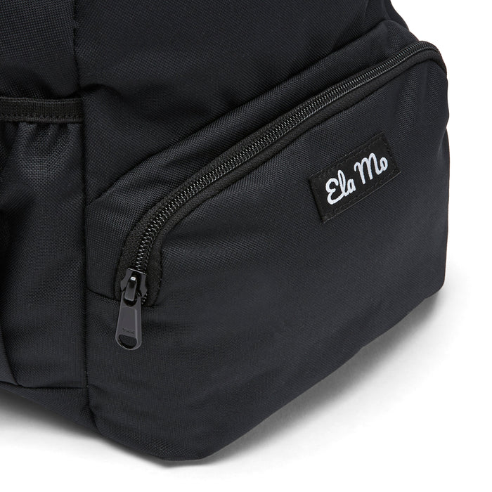 Ela Mo™ Mini Rucksack | Schwarz. Außenfach mit Herstellerlogo auf der Vorderseite des Rucksacks.