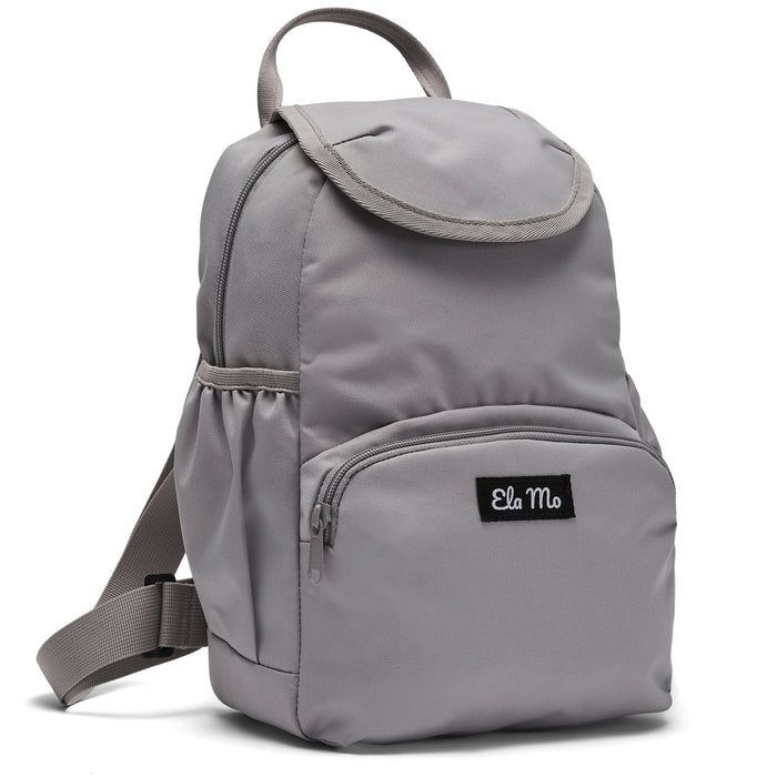 Ela Mo™ Mini Rucksack | Warm Grey. Kleiner Rucksack mit Außenfach und Herstellerlogo vorne auf weißem HIntergrund.