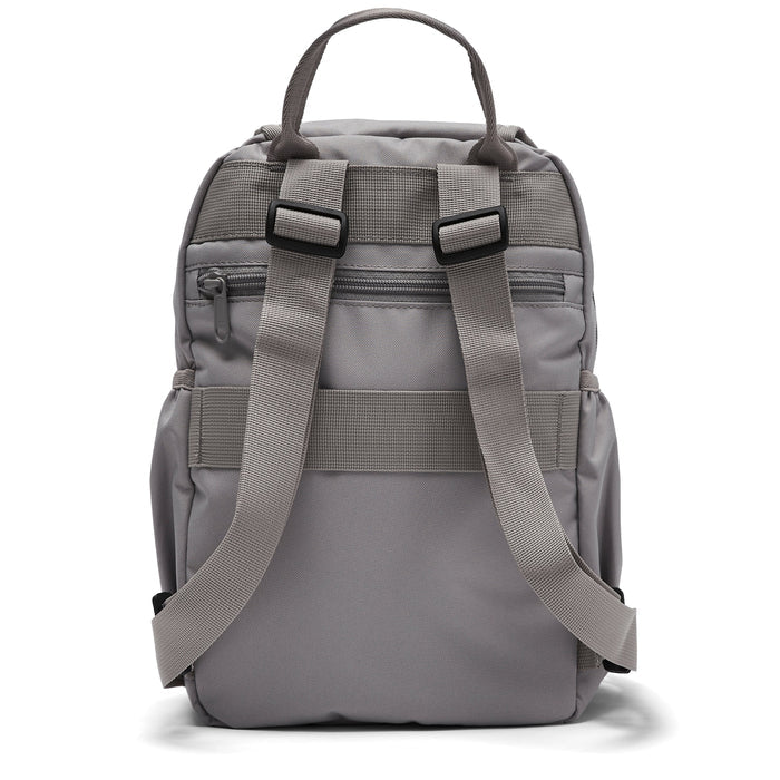 Ela Mo™ Mini Rucksack | Warm Grey. Rückseite des Rucksacks mit Schulterriemen und kleinem Außenfach auf weißem Hintergrund.