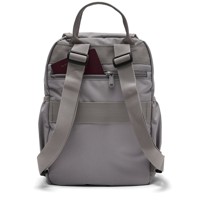 Ela Mo™ Mini Rucksack | Warm Grey. Die Rückseite des Rucksacks mit Schulterriemen und kleinem Außenfach.