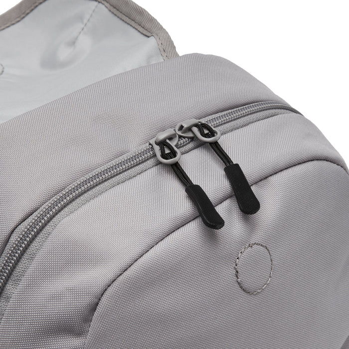 Ela Mo™ Mini Rucksack | Warm Grey. Großes Hauptfach mit Zwei-Wege-Reißverschluss am Rucksack.