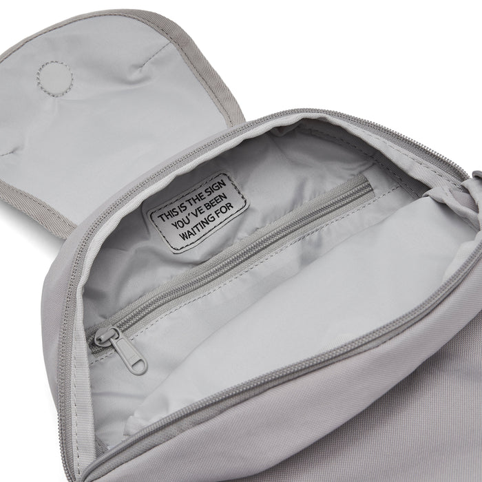 Ela Mo™ Mini Rucksack | Warm Grey. Hellgrauer Innenbereich des Rucksacks mit kleinem Fach und Reißverschluss.