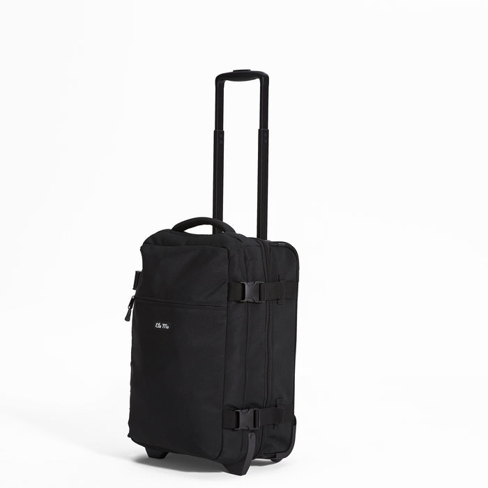 Ela Mo™ Reisetasche mit Rollen 42 Liter | Black. Eine Reisetasche auf weißem Hintergrund mit hochgezogenem Griff.