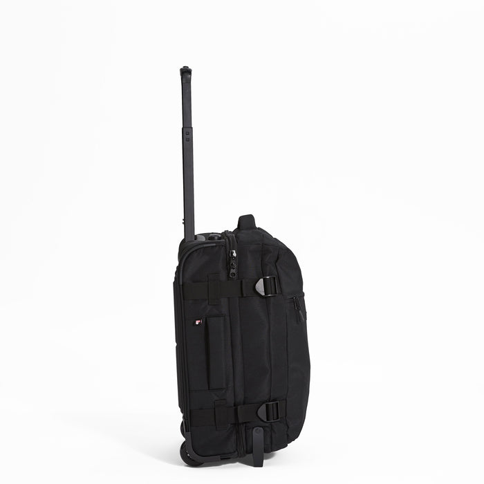 Ela Mo™ Reisetasche mit Rollen 42 Liter | Black.Reisetasche mit Klickverschluss von der rechten Seite auf weißem Hintergrund
