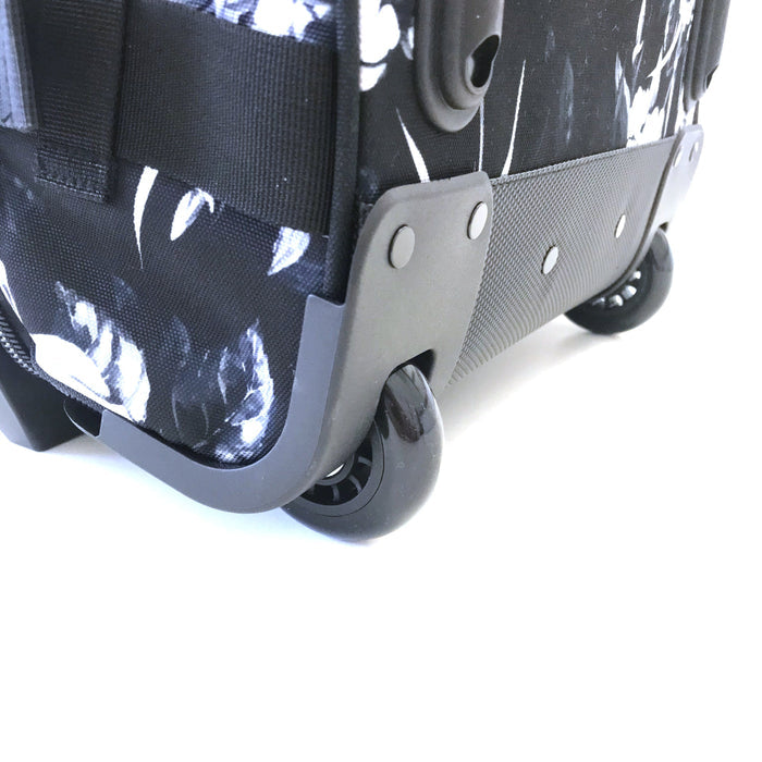 Ela Mo™ Reisetasche mit Rollen 42 Liter | Black. Die Rollen der Reisetasche auf weißem Hintergrund.