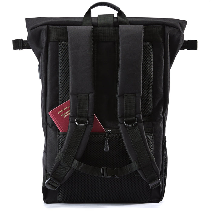 Ela Mo™ Rolltop Rucksack | Beauty in Darkness. Die Rückseite des Rucksacks mit Schulterriemen und kleinem Außenfach.