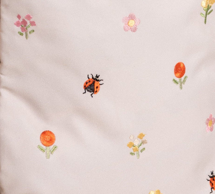 Ela Mo™ Rolltop Rucksack | Embroidery Edition Losy. Material der Tasche mit Blümchen- und Marienkäfer-Motiv.