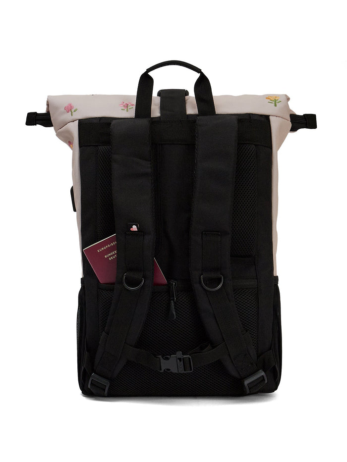 Ela Mo™ Rolltop Rucksack | Embroidery Edition Losy.Die Rückseite des Rucksacks mit einem Außenfach und Schulterriemen.