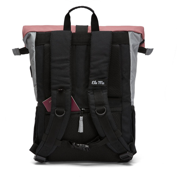 Ela Mo™ Rolltop Rucksack Night Edition | Peach. Die Rückseite des Rucksacks mit Schulterriemen und kleinem Außenfach.