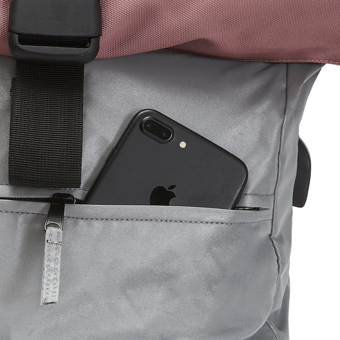 Ela Mo™ Rolltop Rucksack Night Edition | Peach. Kleines Außenfach des Rucksacks für Handy.