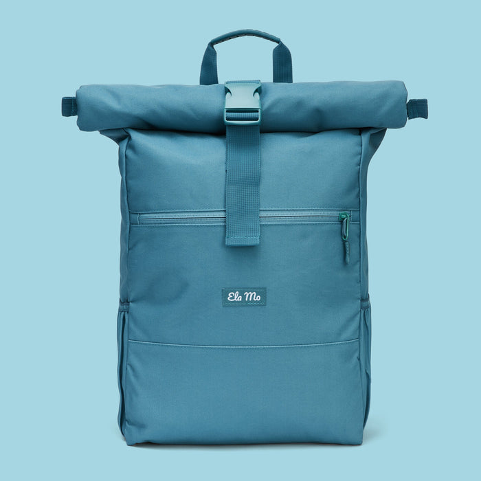 Ela Mo™ Rolltop Rucksack | Petrol. Ein Rucksack auf blauem Hintergrund mit Herstellerlogo in der Mitte.