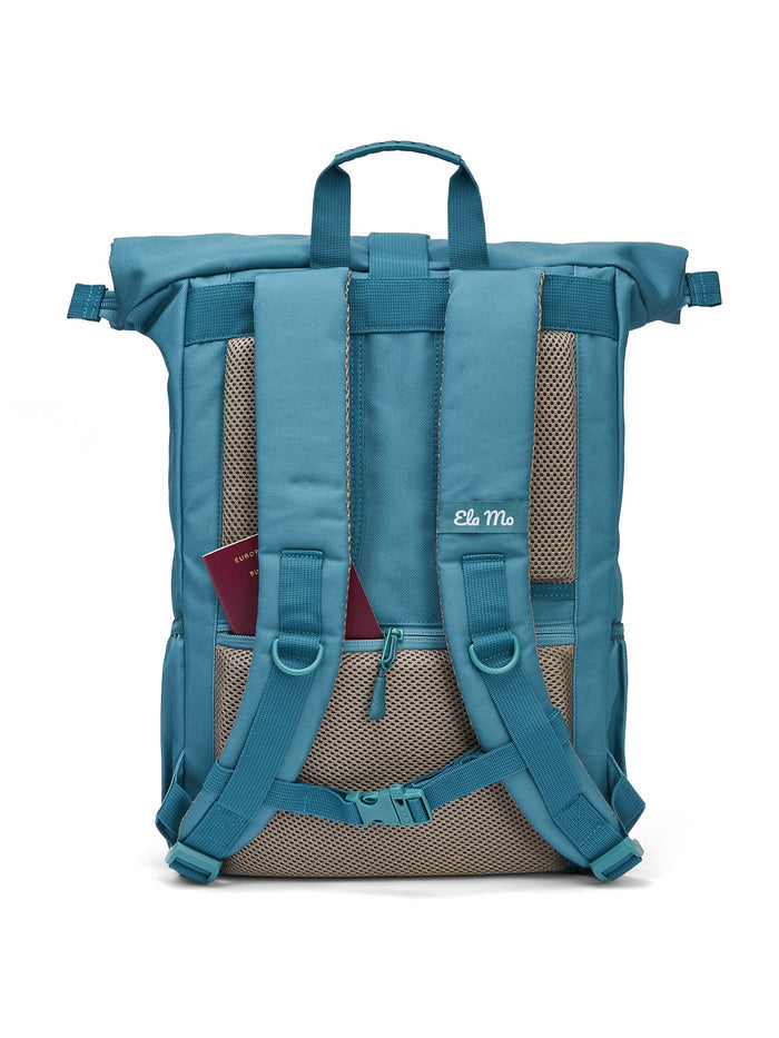 Ela Mo™ Rolltop Rucksack | Petrol. Die Rückseite des Rucksacks mit einem Außenfach und Schulterriemen.