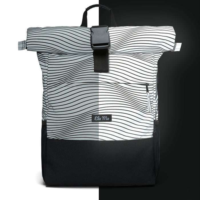 Ela Mo™ Rolltop Rucksack Night Edition | Wave. Ein reflektiver Rucksack mit Herstellerlogo.